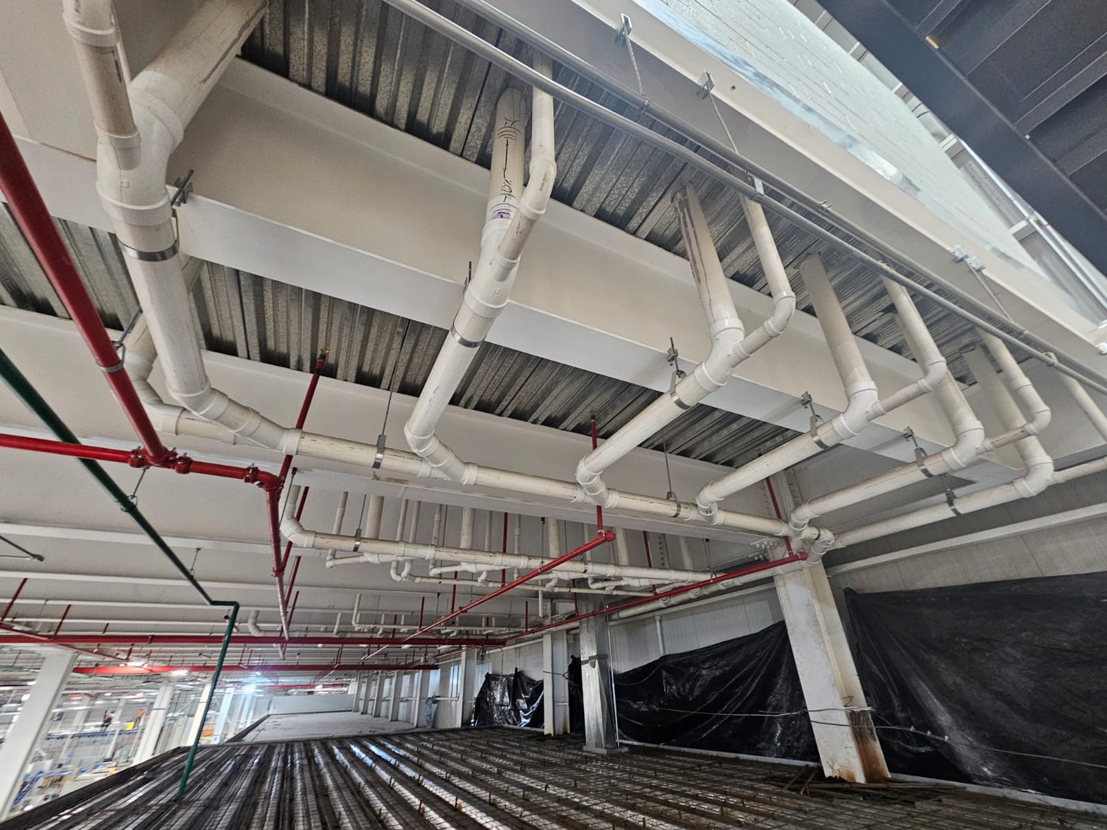 Sistema suspendido en nave industrial