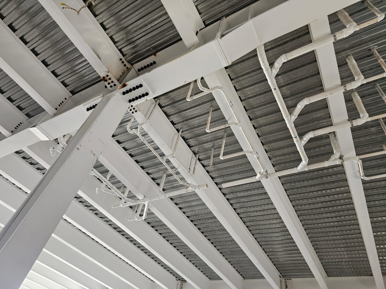 Sistema hidrosanitario en estructura metálica