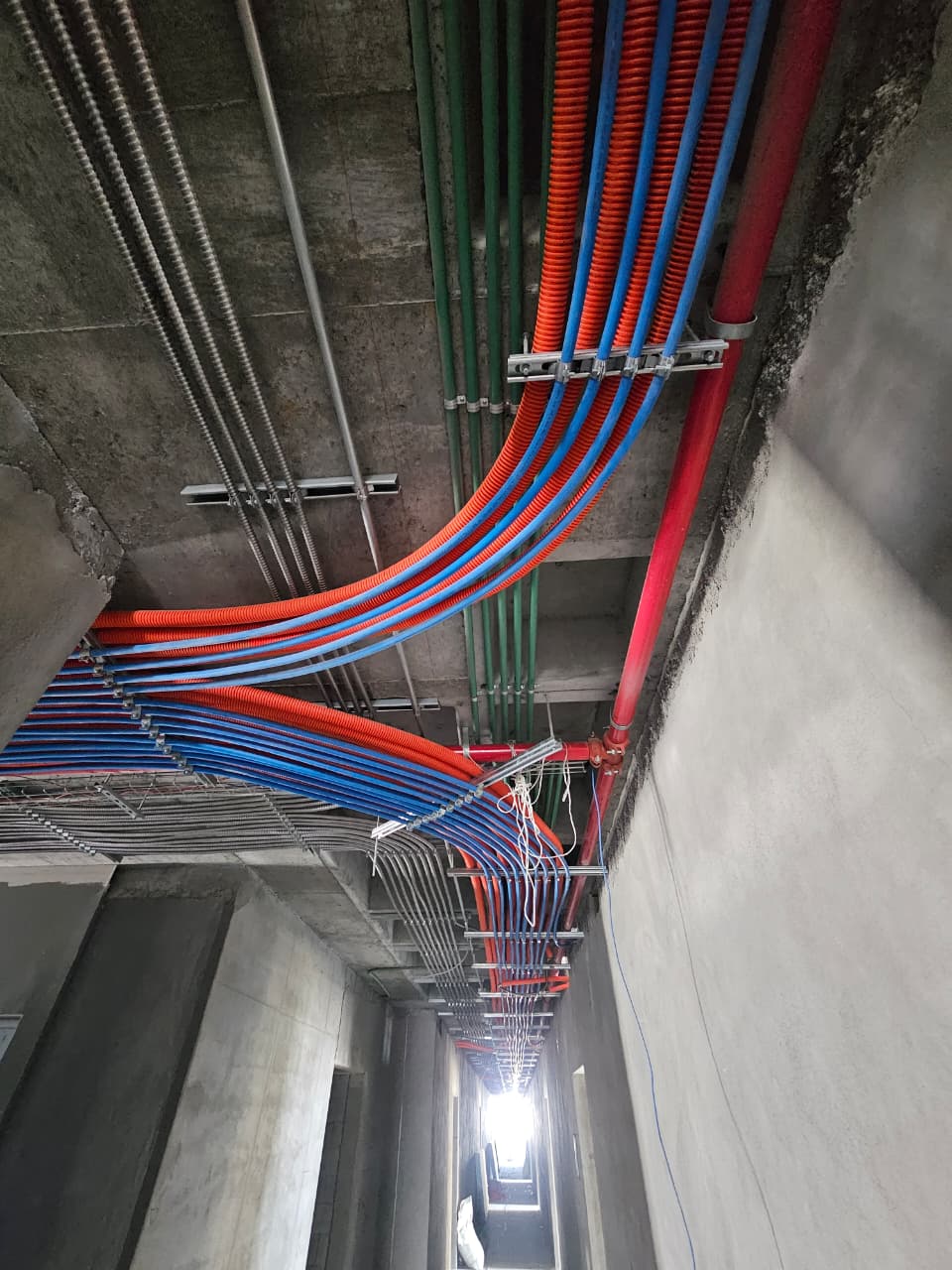 Canalización y tuberías en pasillo técnico
